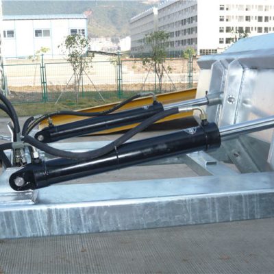 Makkelijk te gebruiken positief sluitmechanisme. Veiligheidsketting beveiligt trechter voor het hanteren van het voertuig. Gelaste naden voorkomen lekkage. Extra diepe vorkopeningen. 2 "gevormde bovenlippen. Hoge zichtbare blauwe emailafwerking